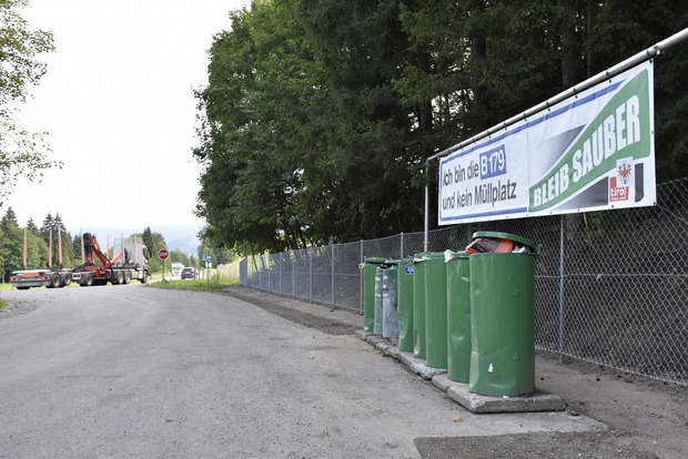 Randvolle Mistkübel am Rastplatz.