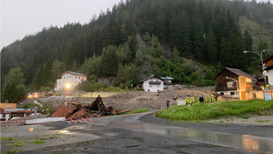 Die Tiroler Straße bei Strengen wurde nach dem Murenabgang gesperrt.