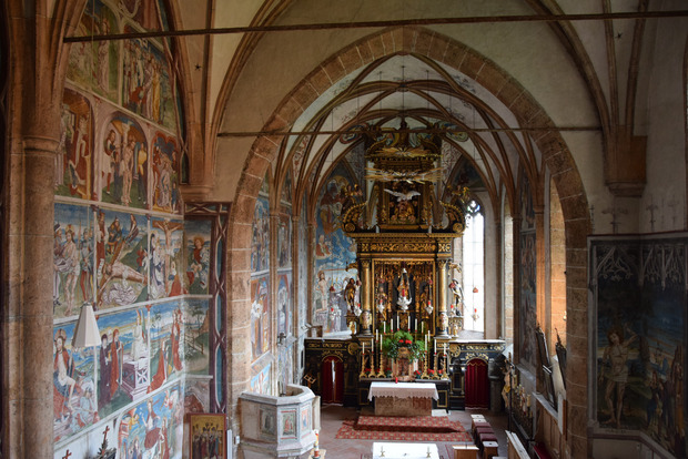 Den reichhaltigen Freskenzyklus schuf Simon Marenkl aus Taisten, einst Haus- und Hofmaler der Görzer Grafen.