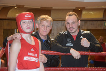 ... mittlerweile steigt er als Trainer (M.) in den Ring.