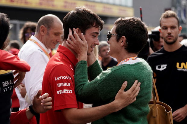 Bewegende Bilder: Bei der Schweigeminute vor dem Rennen kondolierte Leclerc der Mutter des verstorbenen Formel-2-Piloten Anthoine Hubert.