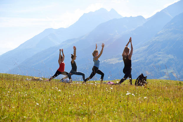 Gesundes Körperbewusstsein und die heilsame Bergwelt treffen beim Mountain Yoga Festival aufeinander.