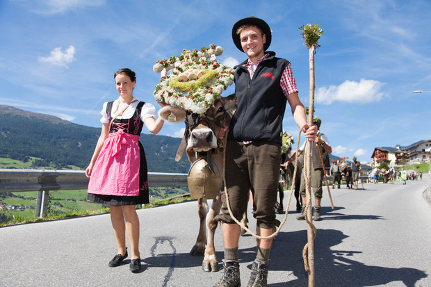 Geschmückte Kühe und flotte Senner trifft man beim Almabtriebsfest in Jerzens.
