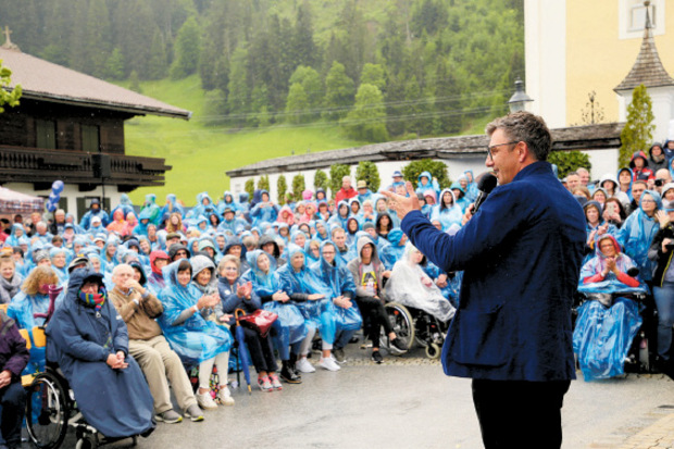 In Ellmau lädt Hans Sigl zur beliebten "Bergdoktor-Woche" ein.