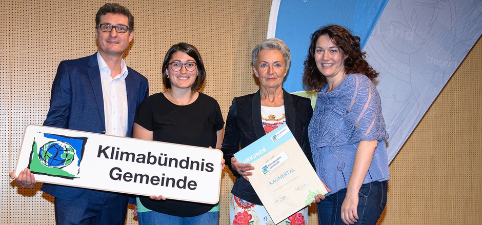Klimabündnis-Geschäftsführer Andrä Stigger, Amtsleiterin Johanna Wille und Vizebürgermeisterin Ingeburg Plankensteiner aus der Gemeinde Kaunertal freuen sich mit Klimabündnis-Obfrau Ingrid Felipe über den Beitritt zum Bündnis.