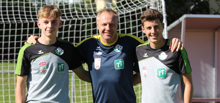 Weiß, wie es ist, sich als Talent ans Profigeschäft heranzutasten - WSG-Coach Silberberger begrüßte Felix Kerber (l.) und Kilian Bauernfeind.