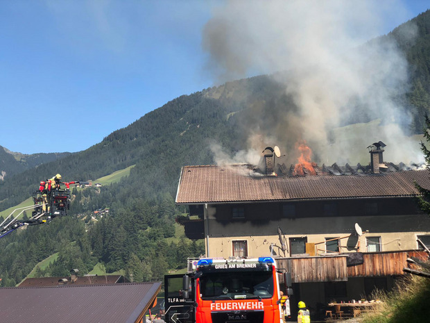 Meterhohe Flammen schlugen aus dem Dach.