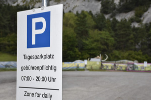 Der Parkplatz kostet pro Tag vier Euro.