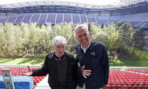 Künstler Max Peintner und Initiator Klaus Littmann während der Presseführung zur Kunstinstallation "For Forest".