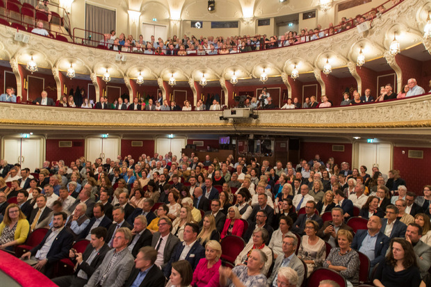 Das Salzburger Landestheater war bei der Diskussion der Bundesländer-Tageszeitungen randvoll.