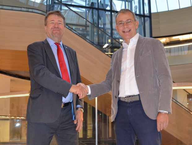 Geschäftsführer Erich Pechlaner und Eigentümervertreter Stefan Rutter im großzügig umgebauten Zentrum.