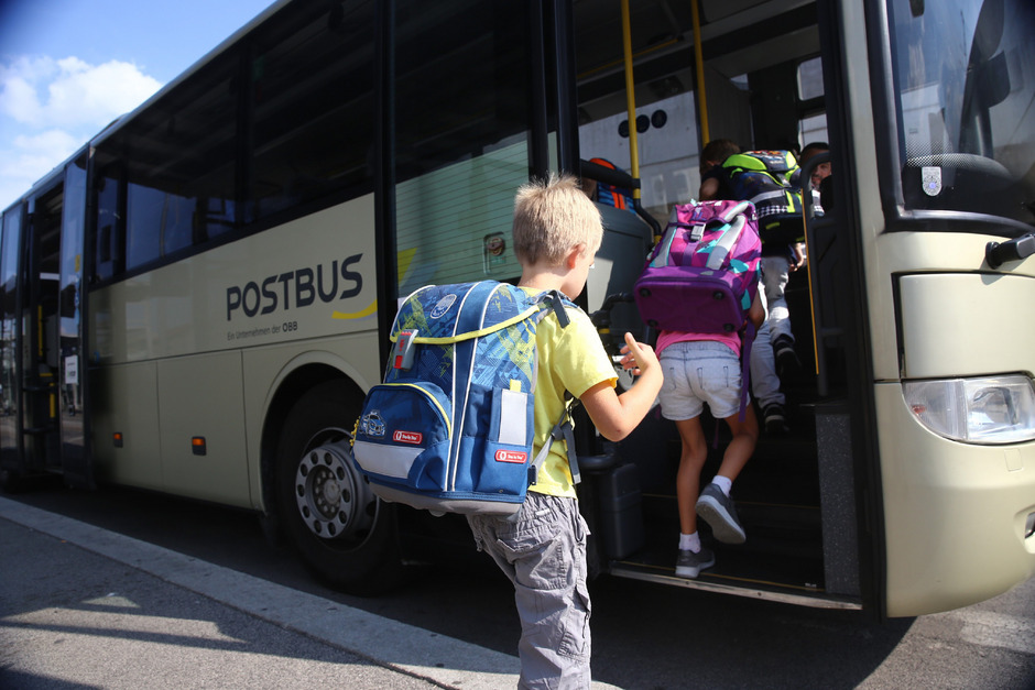 Für viele Kinder beginnt der Schultag mit einer Fahrt in einem der Postbusse.