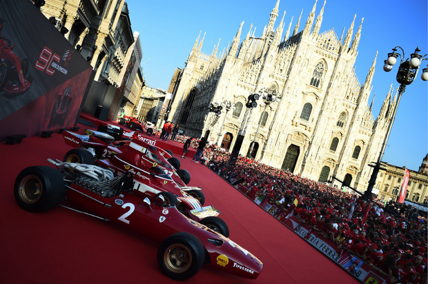 Ferrari ist in Italien Religion. Zehntausende Motorsport-Fans kamen zum Gratulieren.
