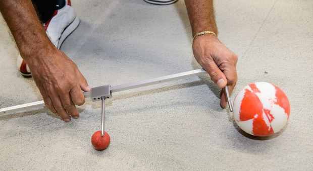 Boccia ist sehr oft Zentimeter-Arbeit. Und recht einfach zu verstehen: Die große muss so nahe wie möglich an die kleine Kugel.