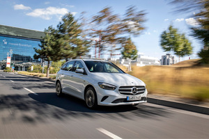 Der B 250 e fährt bis zu 77 km rein elektrisch ...