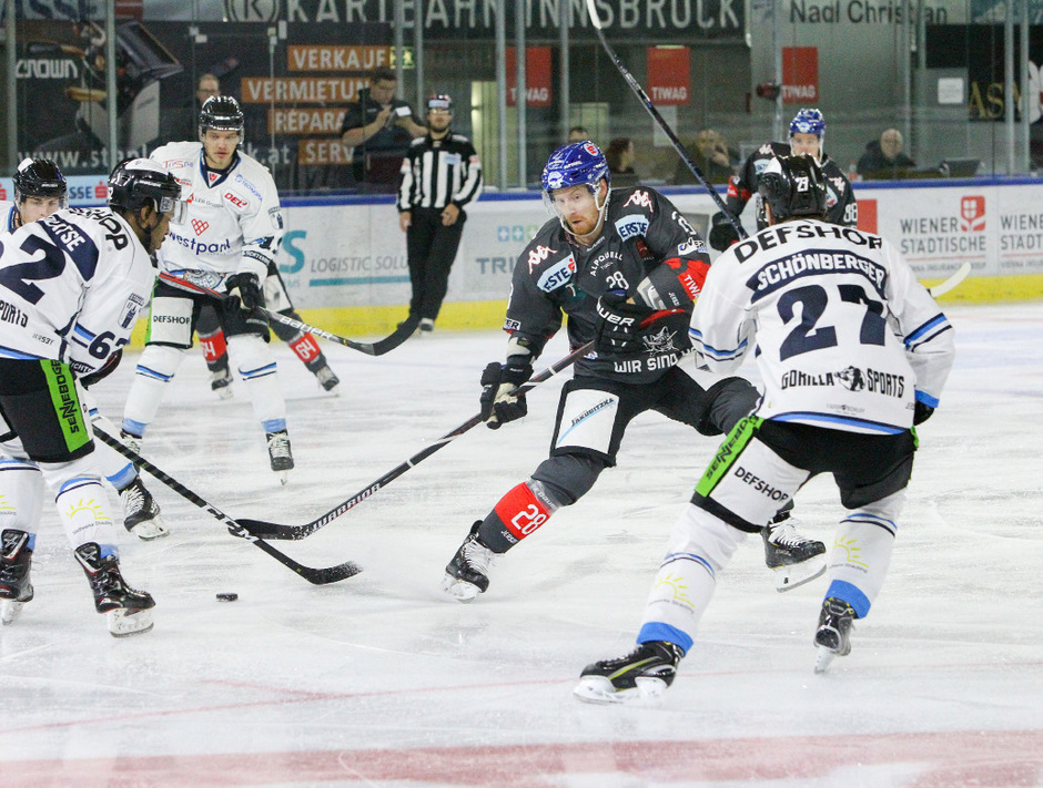 Die Innsbrucker Haie (mit Michael Boivin, schwarz) unterlagen den Straubing Tigers zuhause 2:4.