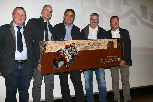 Die Fisser Partner im Skigebiet „Tirols Skidimension“ GF Benny Pregenzer, BM Markus Pale und GF Hubert Pale (von rechts) überreichten an die Serfauser Geschäftsführer Stefan Mangott (2.v.l.) und Georg Geiger ein tolles Geschenk.