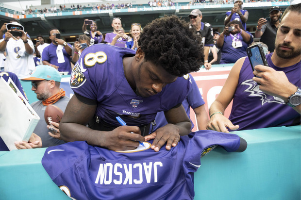 Nach fünf Touchdown-Pässen waren die Autogramme von Ravens-QB Lamar Jackson äußerst begehrt.