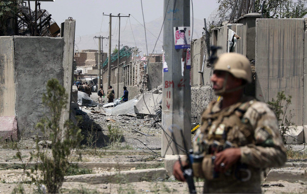 Trotz der Friedensverhandlungen mit den USA verübten Talibanmitglieder in Afghanistan weiter schwere Anschläge.