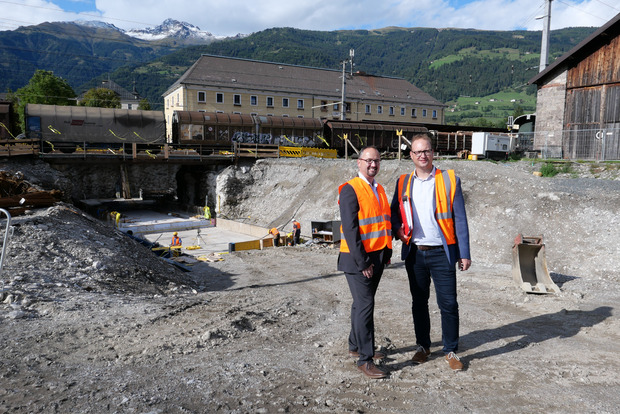 Gert Lenzhofer und Torsten Wastian (v. l.) von der ÖBB Infrastruktur AG sind mit dem Bau des Mobilitätszentrums Lienz befasst.