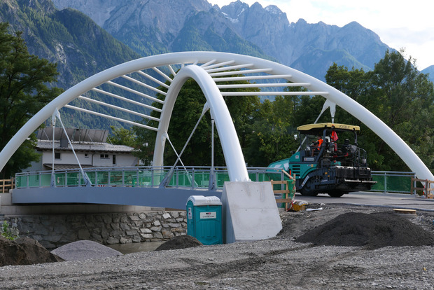 Die markante neue Brücke für Fußgänger und Radfahrer über die Drau wurde fertig gestellt und bereits asphaltiert.