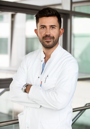 „In der Früh wird die Narkose gemacht. Am Abend kann der Patient wieder normal essen", sagt David Prejban
(HNO-Arzt).