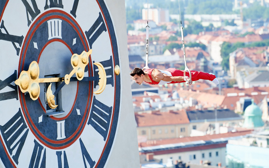 Der Wahl-Innsbrucker Vinzenz Höck mit atemberaubenden Übungen vor dem Grazer Uhrturm.