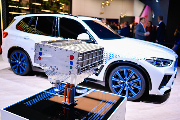 Das Modell einer Brennstoffzelle steht auf der IAA am Stand des Autoherstellers BMW vor einem BWM iHydrogen Fuel Cell.