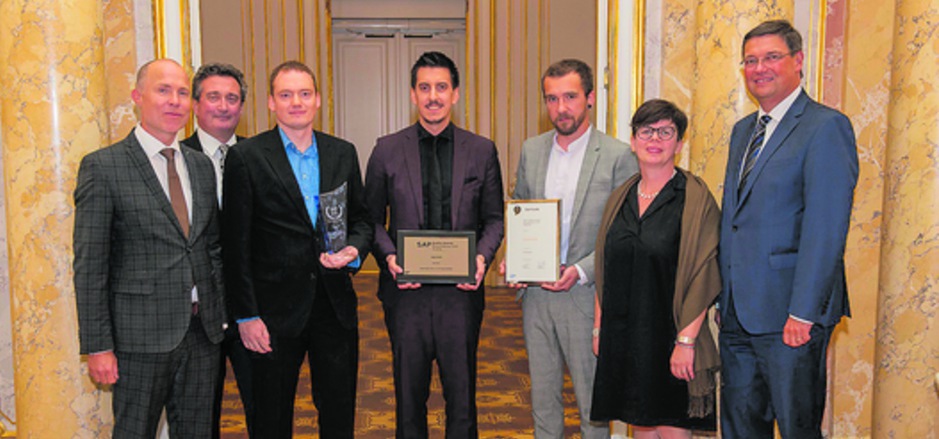 Vertretern von Aqipa (oben) und Swarovski (unten) wurde in feierlichem Rahmen der SAP Quality Award überreicht.