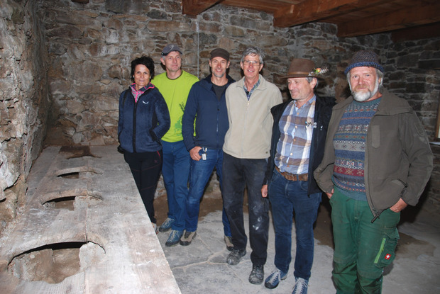 In dem Brett steckten Waschschüsseln für die Körperpflege der Knappen. Von links: Sonja Mitterer, Projektleiter Christoph Gigele, Andreas Gruber, Bruno Schuchter, Christian Sturm und Hannes Weinhuber.