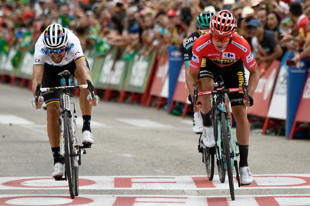 Primoz Roglic (re.) verteidigte als Etappen-Zweiter das Rote Trikot des Gesamtführenden.
