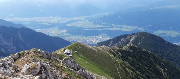... oder hinab von der Reither Spitze, wo man Nördlinger Hütte und Inntal sieht.