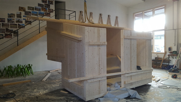 Die aus Elementen bestehende massive Holzkonstruktion wird am Dienstag in Teilen zur Linderhütte geflogen und von oben eingesetzt.