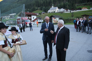 Toni Mallaun (r.) stieß mit Landtagsvize Toni Mattle an.