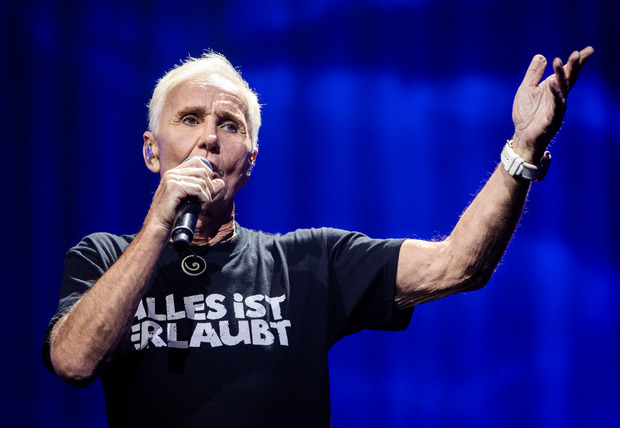 Sänger Klaus Eberhartinger von der Band Erste Allgemeine Verunsicherung (EAV) zeigte sich trotz seiner Verletzung nach einem Unfall vor wenigen Wochen ausgelassen.