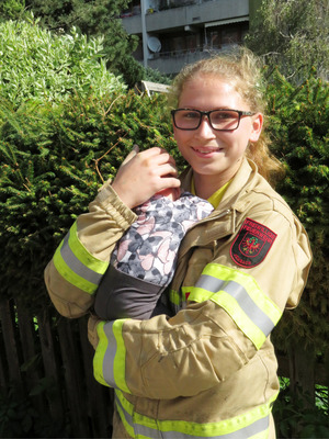 Erinnerungsfoto: Feuerwehrfrau Lea mit dem einen Monat alten Baby.