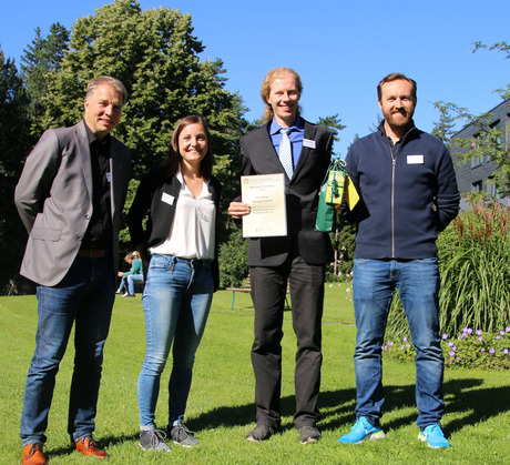 Organisator Christopher Willis und Andrea Kepplinger gratulierten Lorenz Ruppert (v.?l.) zum Tiroler Nachwuchspreis Sportpsychologie.