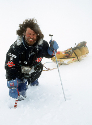 Reinhold Messner demonstriert mit Ski und Lastenschlitten, wie es ihm und Arved Fuchs auf ihrer Antarktis-Expedition ergangen ist (Archivfoto von April 1990).