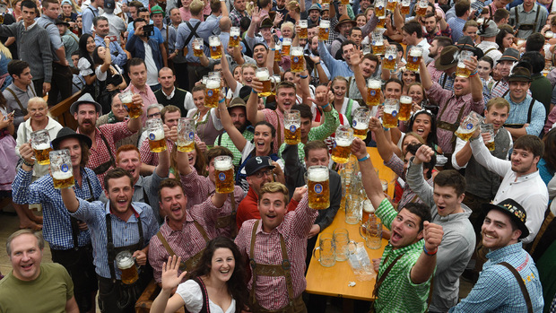 An 16 Festtagen kommen an die sechs Millionen Besucher - und sie trinken etwa sieben Millionen Maß Bier.