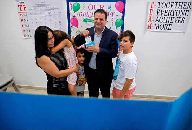 Ayman Odeh kam mit seiner ganzen Familie ins Wahllokal.
