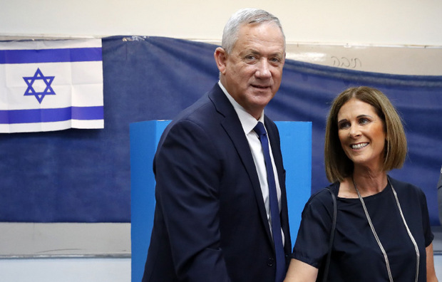 Benny Gantz kam mit seiner Frau zur Wahl.