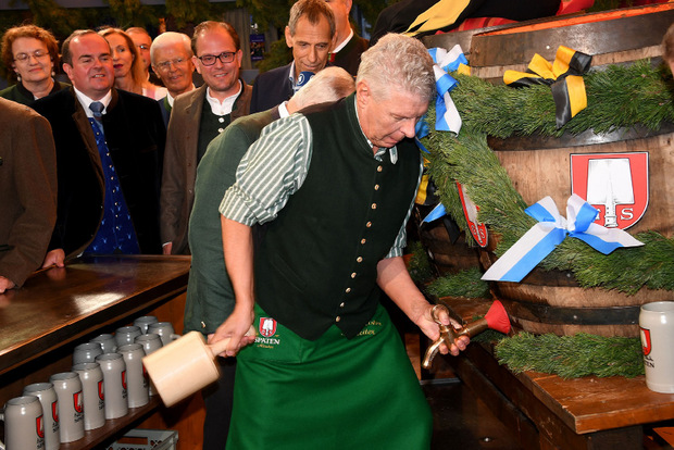 Ozapft is: Mit erneut zwei Schlägen hat Münchens Oberbürgermeister Dieter Reiter (SPD) am Samstag das erste Fass Bier auf der Wiesn angezapft und damit das 186. Oktoberfest eröffnet.