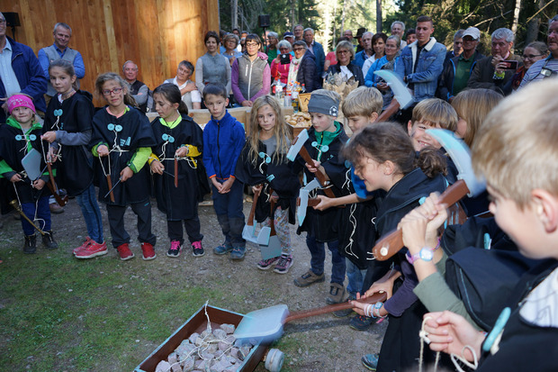 Die Kinder der Volksschule St. Jakob am Arlberg sangen Lieder und gaben Einblicke in das Leben der Knappen.