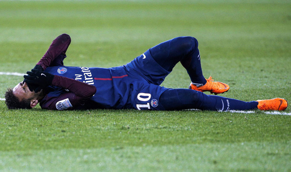Zehn Minuten vor Spielende knickte Neymar gegen Marseille ohne Fremdeinwirkung um und blieb mit schmerverzerrtem Gesicht am Rasen liegen.