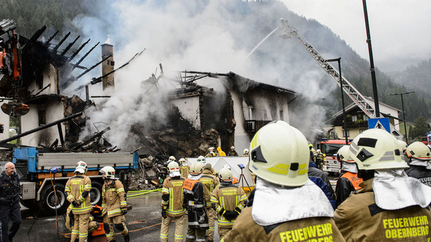 Durch die Wucht der Explosion wurde die Fassade des Supermarktes in St. Jodok komplett zerstört.