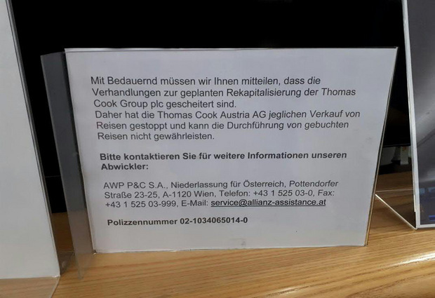 Ein Hinweisschild am unbesetzten Thomas Cook-Schalter am Flughafen Wien-Schwechat.