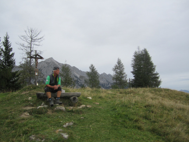 Nun sind es nur noch wenige Höhenmeter bis zum Walderjoch, im Hintergrund der Hochnissl. Von hier aus hat man traumhafte Ausblicke, vor allem ins Unterinntal.