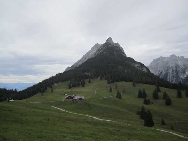 ...dann erreicht man die Hochebene, auf der die Walderalm steht.