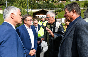 Bezirkshauptmann Michael Kirchmair und Landeshauptmann Günther Platter ließen sich von Bürgermeister Klaus Ungerank und Steinachs Postenkommandanten Burkhard Kreutz (v. l.) über den aktuellen Stand der Dinge unterrichten.