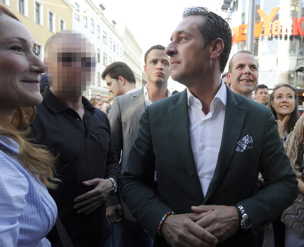 Strache und sein damaliger Leibwächter Oliver R. (verpixelt) bei einer Wahlkampfveranstaltung im Jahr 2014. Oliver R., von Beruf Polizist, soll sehr viel Material gegen Strache gesammelt haben.